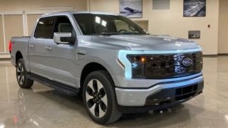 Ford, elektrikli aracı F-150 Lightning fiyatında 10 bin dolar indirime gitti