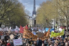 Fransız Senatosu'ndan emeklilik tasarısının askıya alınmasına ret