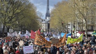 Fransız Senatosu'ndan emeklilik tasarısının askıya alınmasına ret
