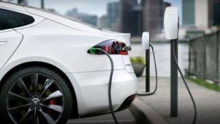 FT: Otomobil üreticileri elektrikli araçlara sırtını dönmeye başladı