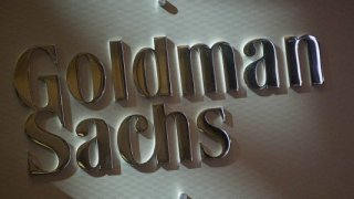 Goldman Sachs gelecek yıl sonuna ilişkin altın tahminini düşürdü