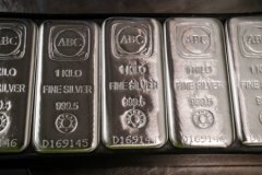 Gümüşte tarihi dalgalanma: Zirvesinden yüzde 10 geriledi