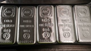Gümüşte tarihi dalgalanma: Zirvesinden yüzde 10 geriledi