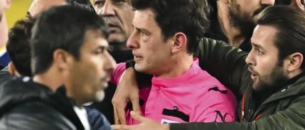 Hakeme atılan yumruk, 4 büyükleri de vurdu