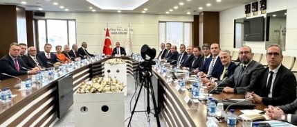 Hazine ve Maliye Bakanlığı yetkilileri otomotiv sektörü temsilcileriyle bir araya geldi