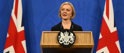 İngiltere'de vergi indirimlerinin iptal edilmesinin ardından Truss'ın liderliği sorgulanmaya başladı