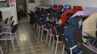 Bir dönemin sosyalleşme mekanı internet kafeler bir bir eksiliyor