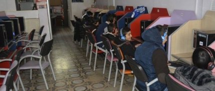 Bir dönemin sosyalleşme mekanı internet kafeler bir bir eksiliyor