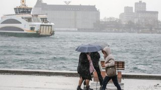 İstanbul Valiliği'nden akşam saatleri için sağanak ve fırtına uyarısı