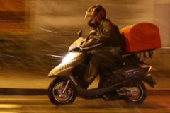 Kuryelerin sürücü belgelerinde yaş sınırı 69'a yükseltildi