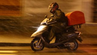 Kuryelerin sürücü belgelerinde yaş sınırı 69'a yükseltildi