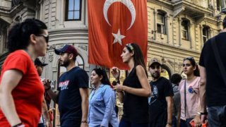 Mahfi Eğilmez'den faiz yorumu: Büyüme yavaşlarsa faiz indirimleri hızlanır