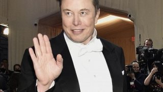 Musk, Twitter'da işletmeler ve hükümetler için 'hafif' bir ücret talep edebileceğini söyledi