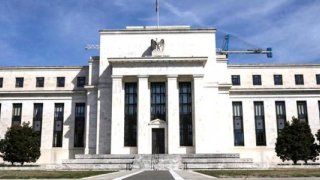 Navarro: Fed faizleri 100 baz puan düşürmeli