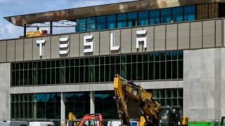 Otomotiv gazetecisi yanıtladı: Tesla, Türkiye'de fabrika kuracak mı?