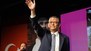 Özgür Özel yeniden CHP Genel Başkanı seçildi