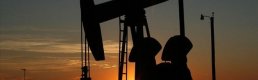 Petrol fiyatları artan stoklar etkisiyle düştü