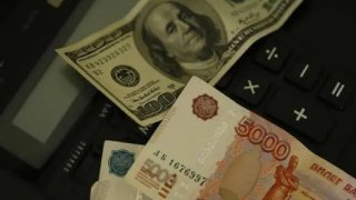 Rusya'da şirketlerin döviz satma zorunluluğu iptal edildi