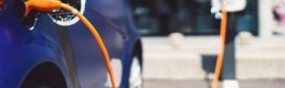 Şarj istasyonları elektrikli araçların önünde koşuyor