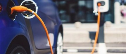 Şarj istasyonları elektrikli araçların önünde koşuyor