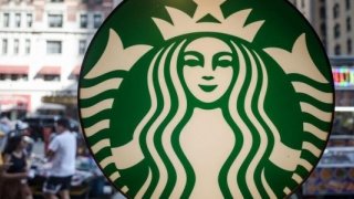 Starbucks, düşen satışları prizlerle artırmayı hedefliyor