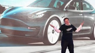 Tesla, ABD’de bu yıl üçüncü kez elektrikli araç fiyatlarını indirdi