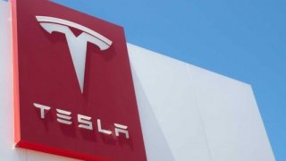 Tesla, ABD ve Avrupa’da araç fiyatlarını indirdi