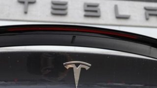 Tesla, 'gevşek cıvatalar' nedeniyle 3 bini aşkın aracı geri çağırdı