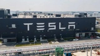 Tesla, Şanghay fabrikasında üretimi askıya alacak