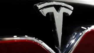 Tesla satışları Avrupa'da neredeyse yarıya indi