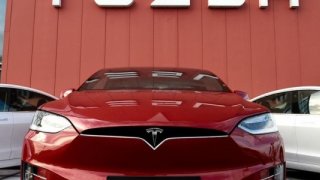 Tesla üçüncü çeyrekte rekor kar ve gelir elde etti