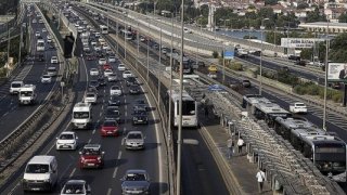 Trafiğe kaydı yapılan araç sayısı düşüşünü üçüncü aya taşıdı