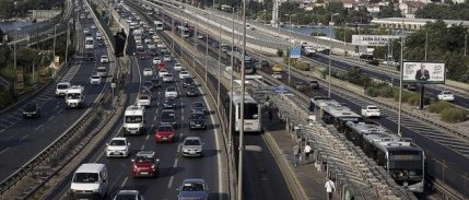 Trafiğe kaydı yapılan araç sayısı düşüşünü üçüncü aya taşıdı