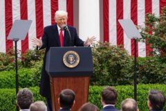 Trump, mobilya tarifelerini 2027'ye erteledi