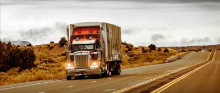 Trump'tan ithal kamyon ve otobüslere yönelik yeni gümrük vergisi