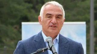 Bakan Ersoy duyurdu: 'Milliyet farkı ücreti' alan otele ceza kesildi