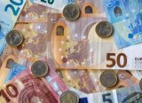 Euro, dolar karşısındaki kayıplarını genişletti