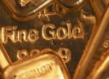 Ons altın son 1,5 ayın en kazançlı haftalık kapanışına yöneldi